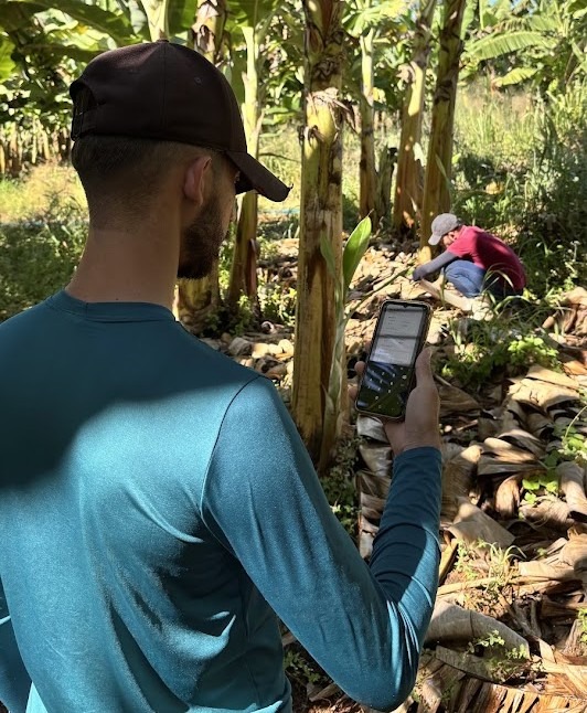 Profissional utilizando o aplicativo Avalia Irriga em campo de irrigação